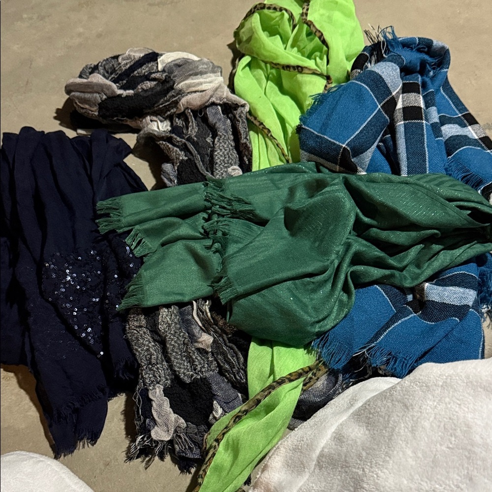 Scarfs 
Blue
Green
Black

Darker blue
Darker green